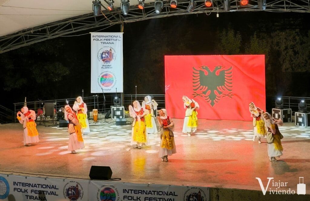 espectaculo folclorico en tirana en el anfiteatro