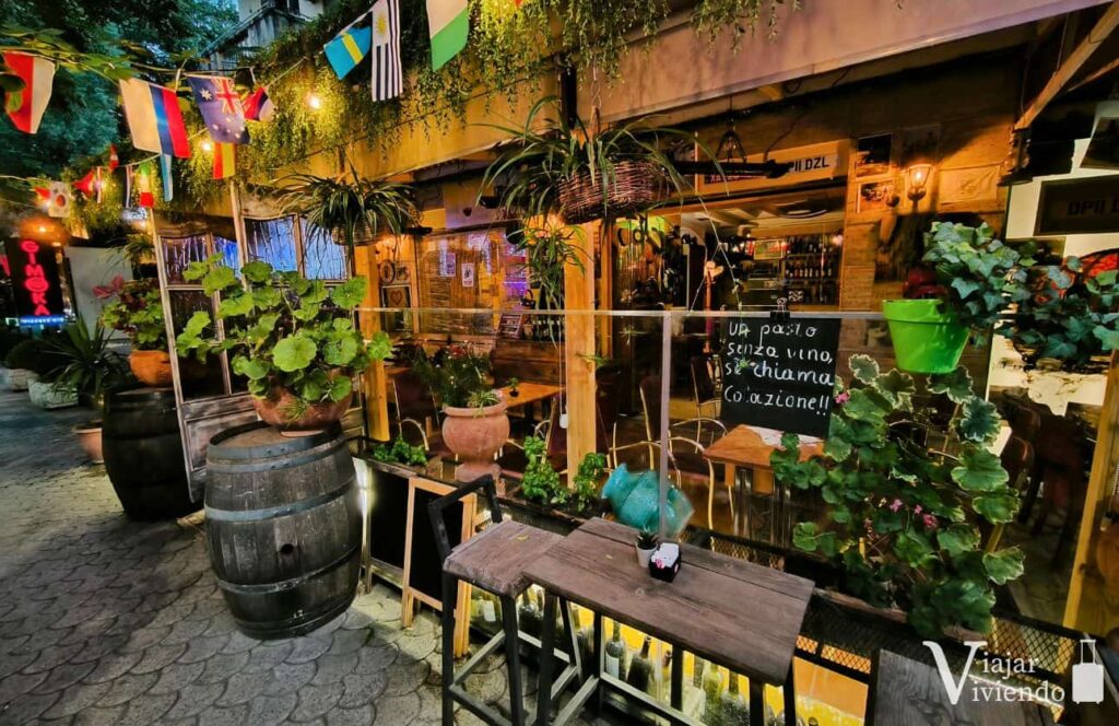 pub y bar en el barrio de blloku tirana