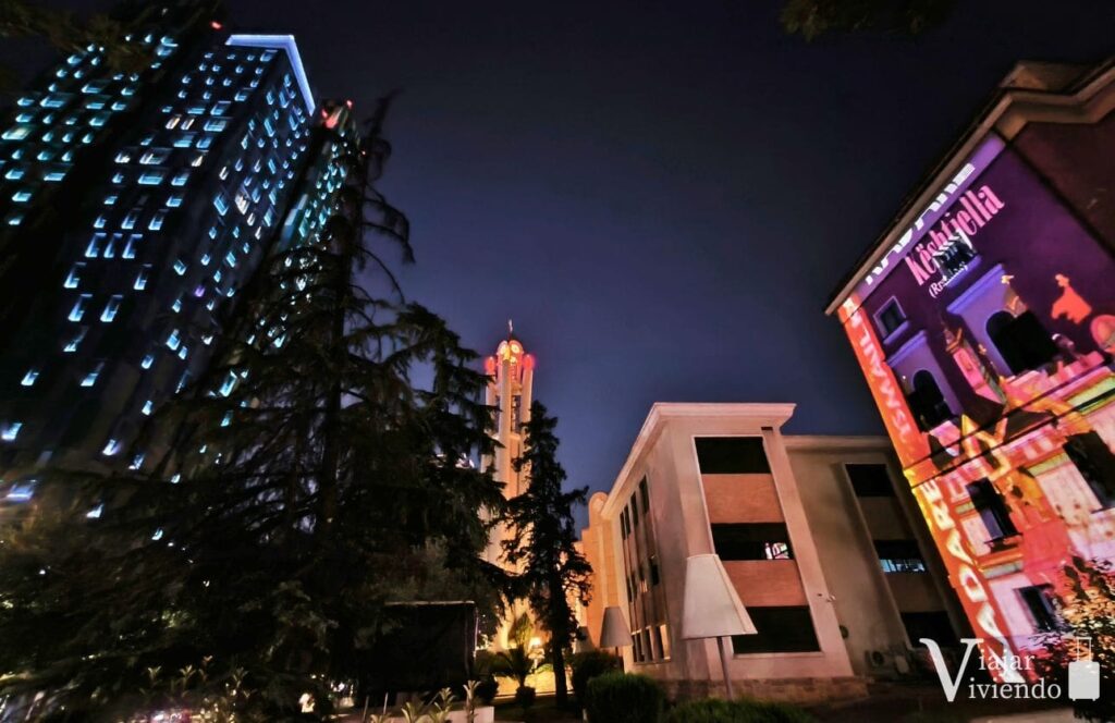 tirana iluminada durante la noche