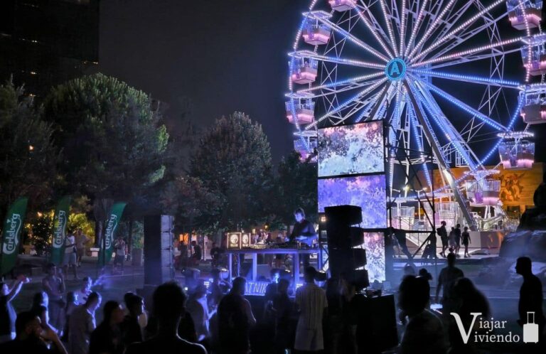 evento musical nocturno en la plaza skenderbeg con dj