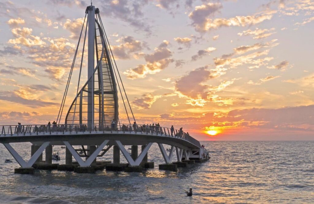 muelle en la zona romantica de puerto vallarta al atardecer