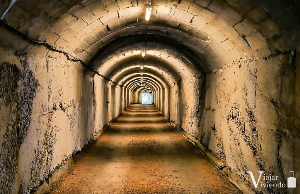 tunel en los bunkers de tirana