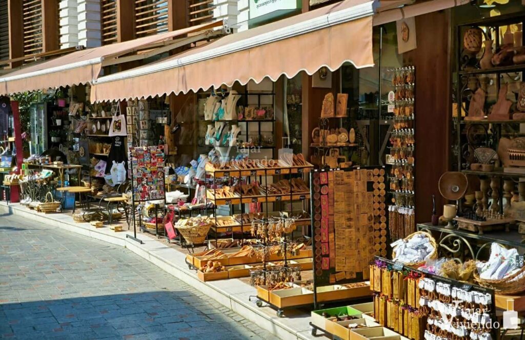 tiendas en el castillo de tirana