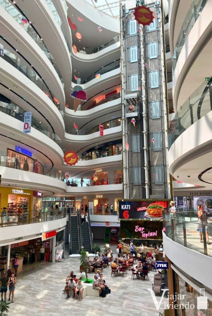 interior del centro comercial toptani de tirana