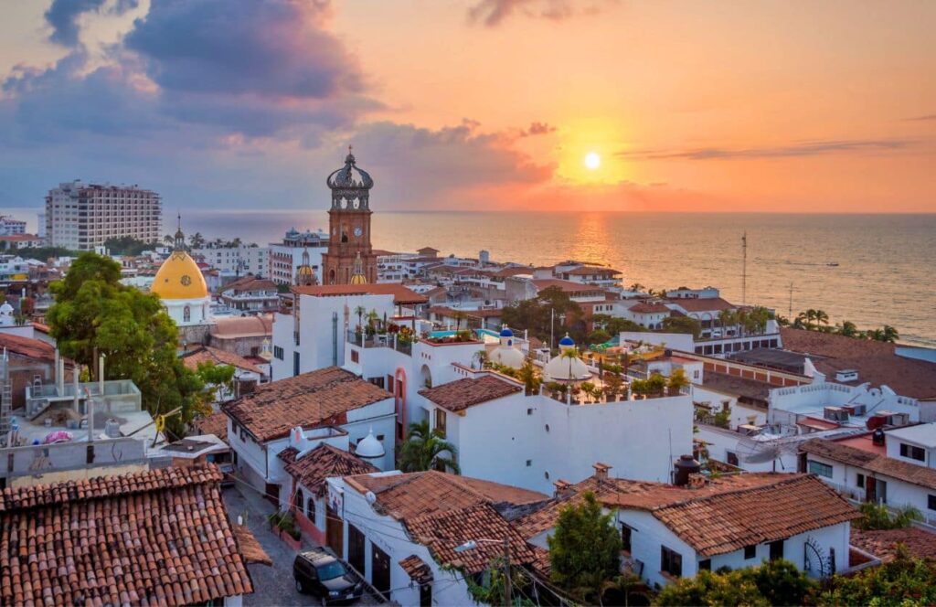 vistas del centro de puerto vallarta y la iglesia al atardecer