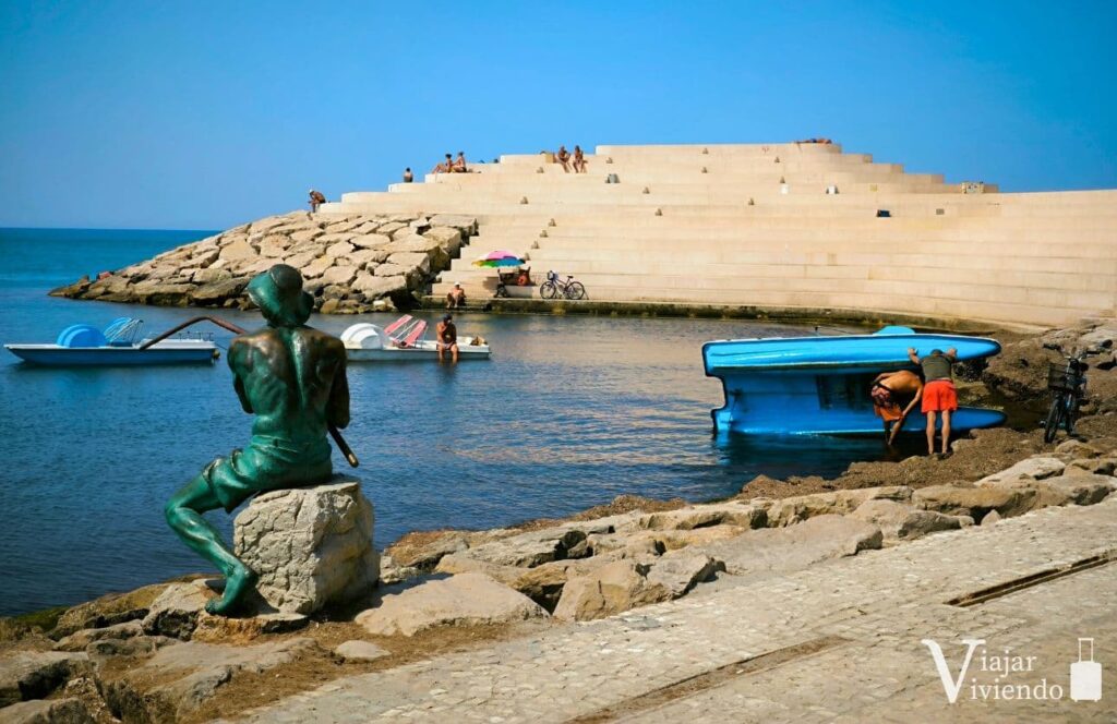escultura del pescador junto al muelle de la esfinge