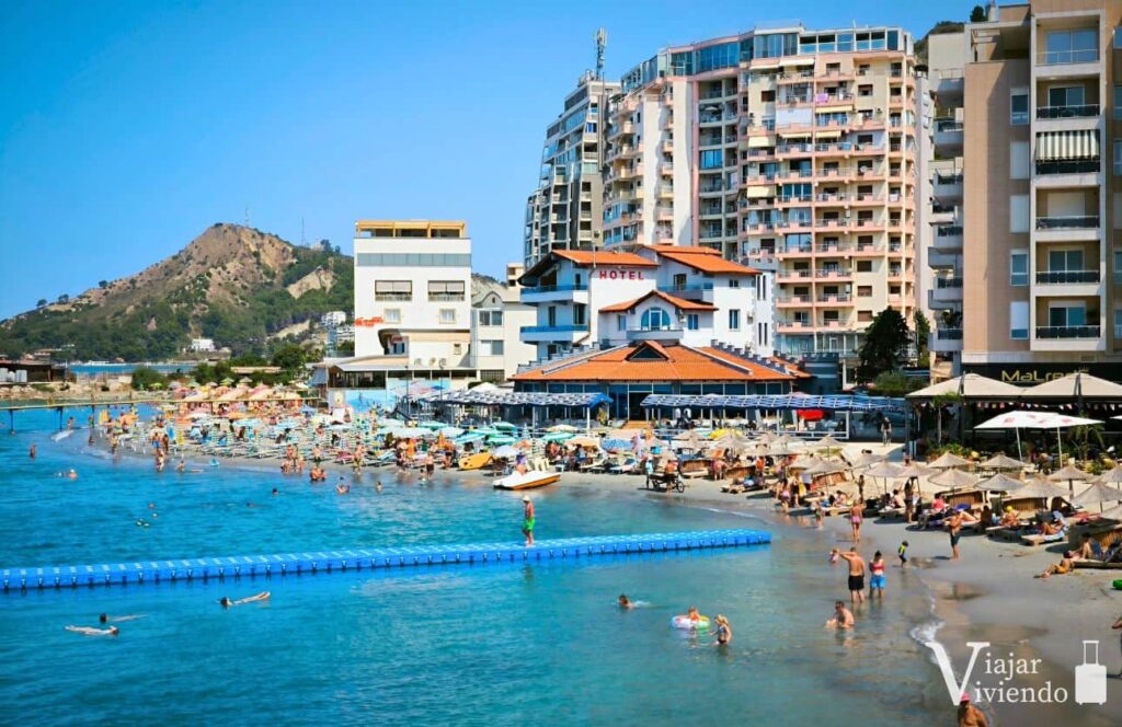 playa en el centro de durres