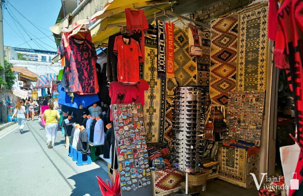 puestos artesanias y souvenires del mercadillo cham