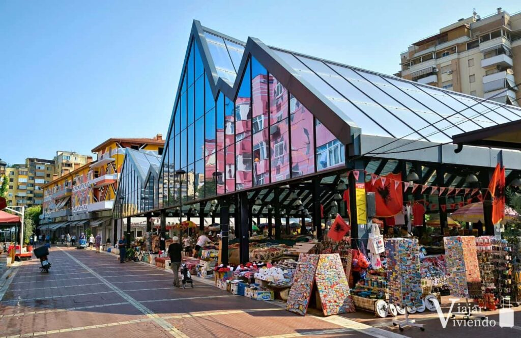 vista del mercado de tirana nuevo bazar