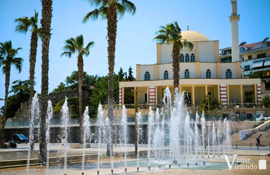 mezquita en la plaza liria de durres