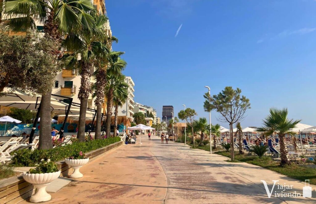 paseo maritimo en la gran playa de durres