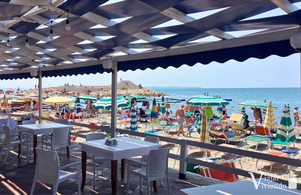 playa masificada en el centro de durres
