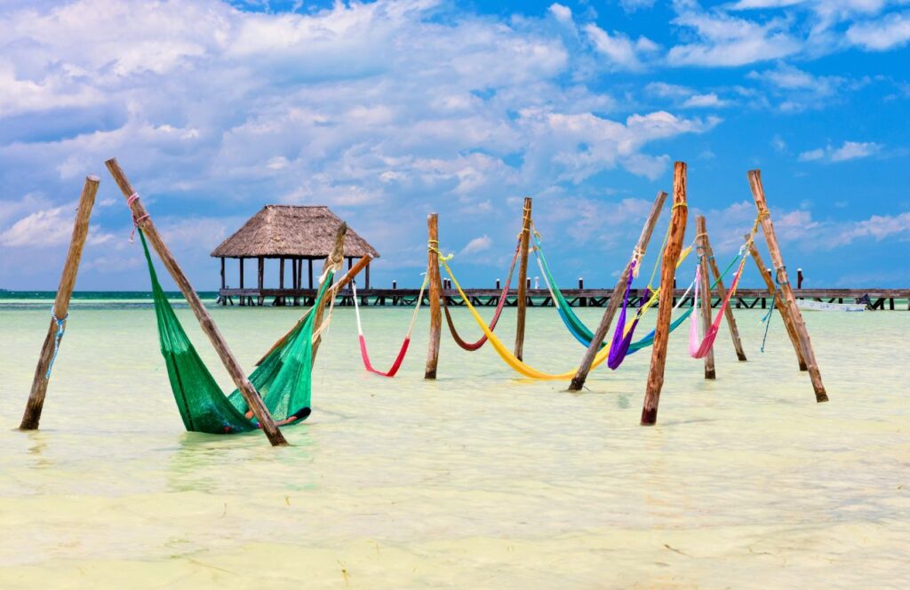 hamacas en la playa punta cocos en isla holbox