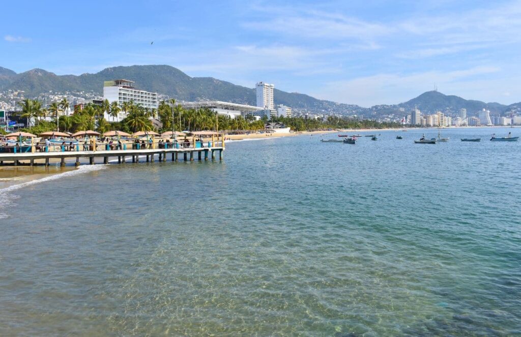 playa de acapulco en la ruta por mexico