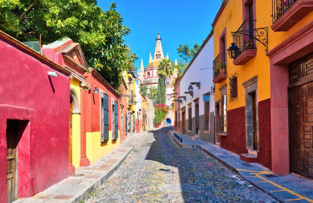 coloridas calles de san miguel de allende en la ruta por mexico