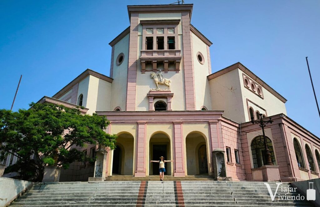 fachada de ingreso a la villa zog