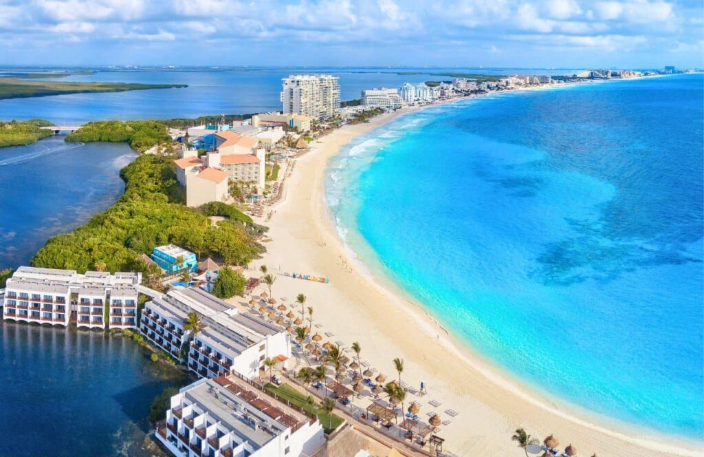 vistas de la playa en zona hotelera de cancun con la laguna
