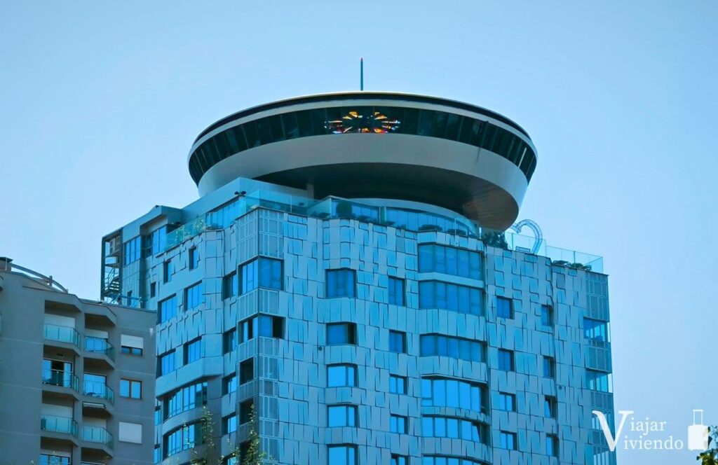 bar con vistas de la ciudad de tirana donde beber una copa