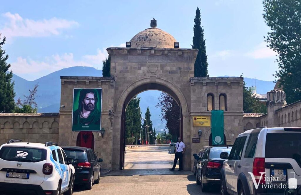 puerta principal de entrada a la sede mundial bektashi en tirana