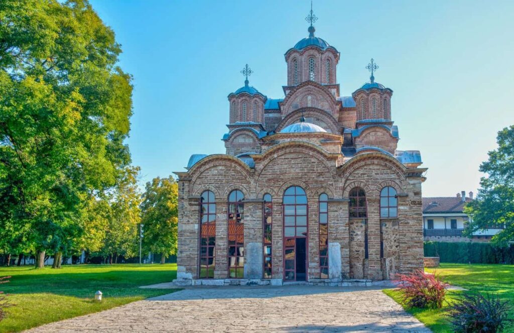 monasterio medieval gracanica cerca de la ciudad de pristina