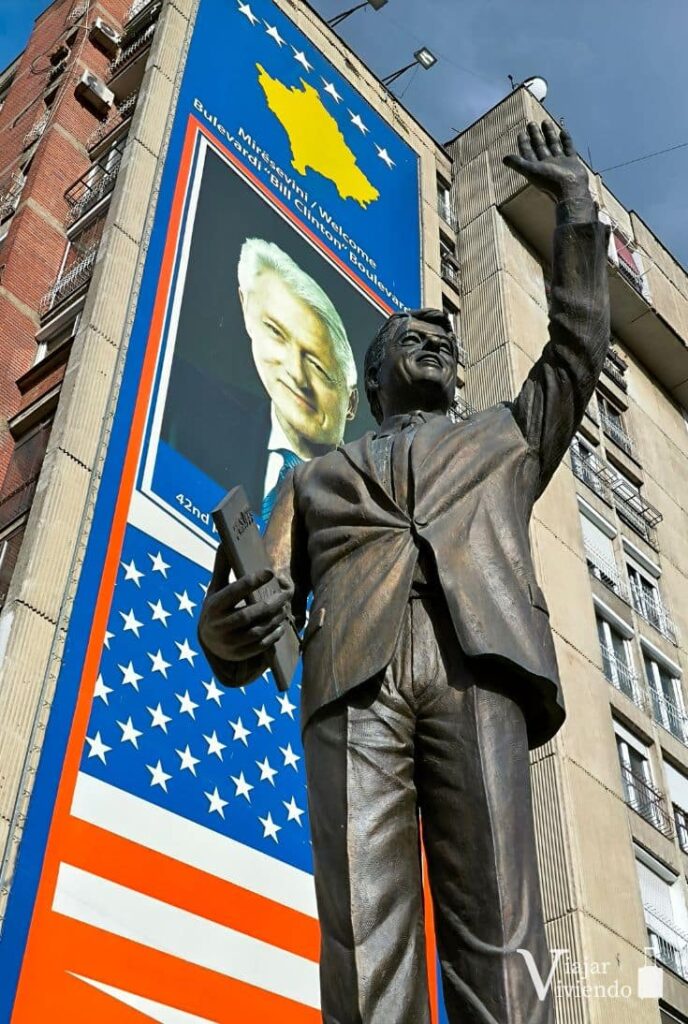 monumento conmemorativo de bill clinton en pristina