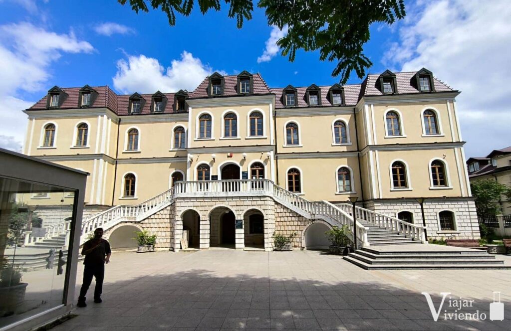 fachada del museo nacional de kosovo