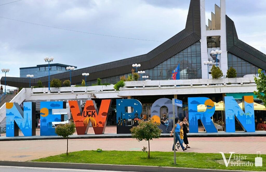 monumento newborn de pristina