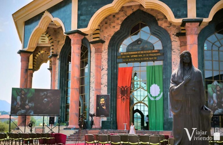 estatua frente al templo de la orden mundial bektashi y sus bonitas columnas de marmol