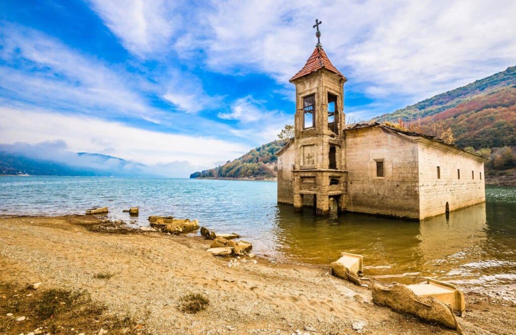 iglesia sumergida en parque nacional mavrovo en macedonia