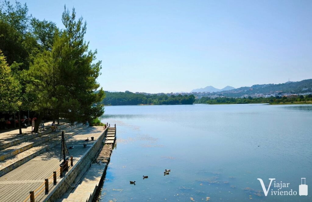 gran parque y lago de tirana junto al paseo