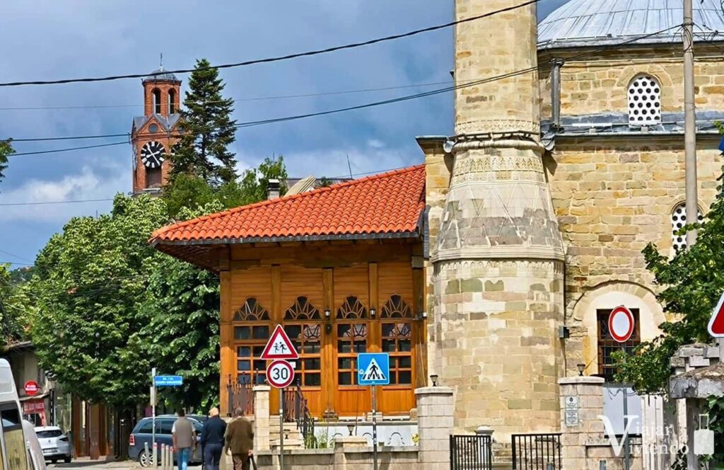 mezquita y torre del reloj en el casco antiguo de pristina