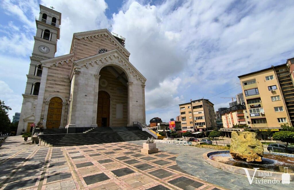 exterior de la catedral madre teresa en la ciudad de pristina