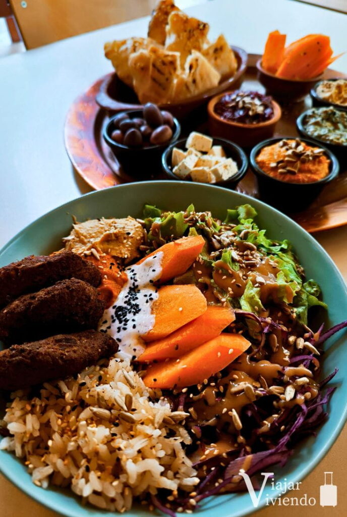 comida en restaurante de pristina
