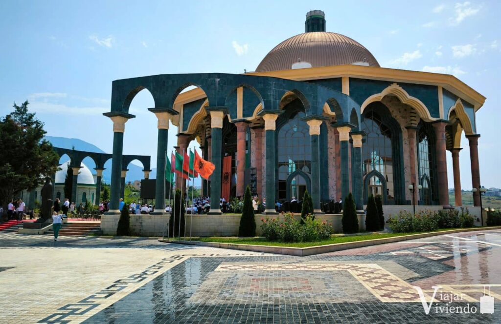 arquitectura exterior en el center world bektashi