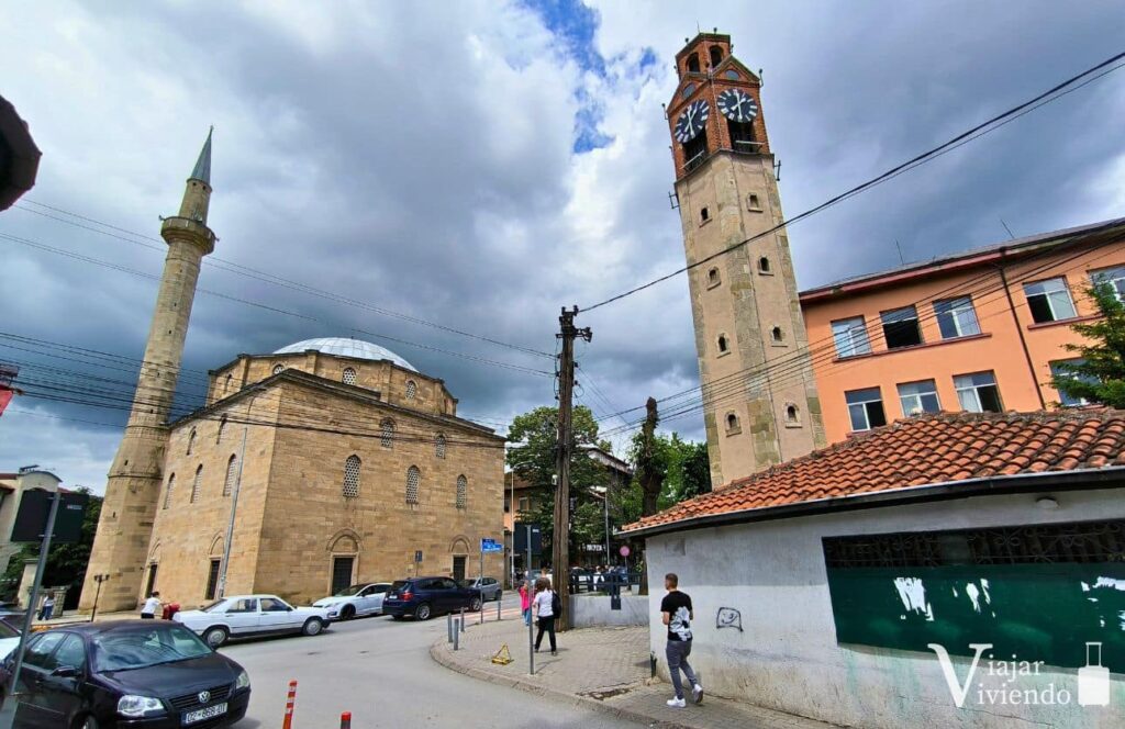 vistas de la torre del reloj de pristina junto a la gran mezquita