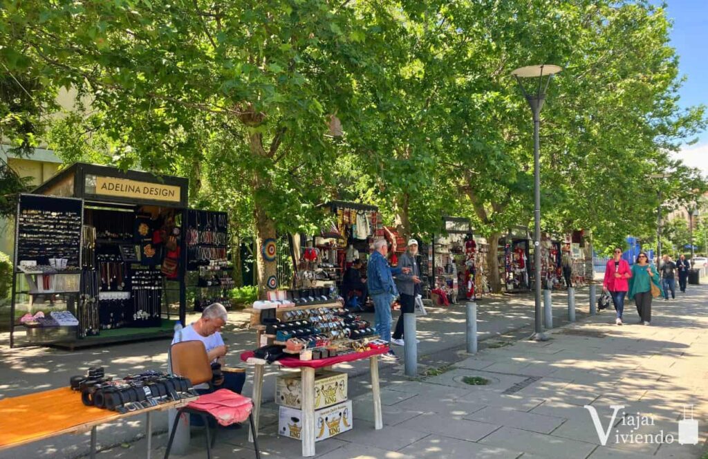 paseo boulevard madre teresa en pristina junto a librerias cafes y restaurantes