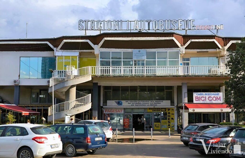 taxis en la salida de la estación de autobuses de pristina