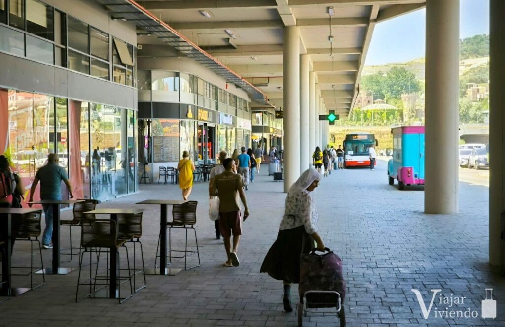 interior de la estacion de autobuses de tirana
