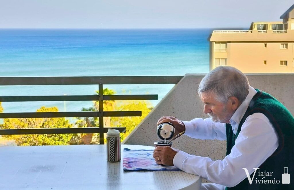 mi padre disfrutando de europa en el balcon del alojamiento con vistas al mar