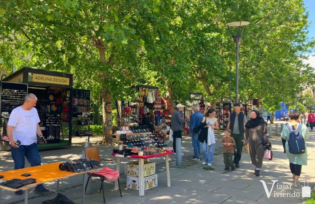 paseo boulevard madre teresa con los puestos de souvenir y librerias