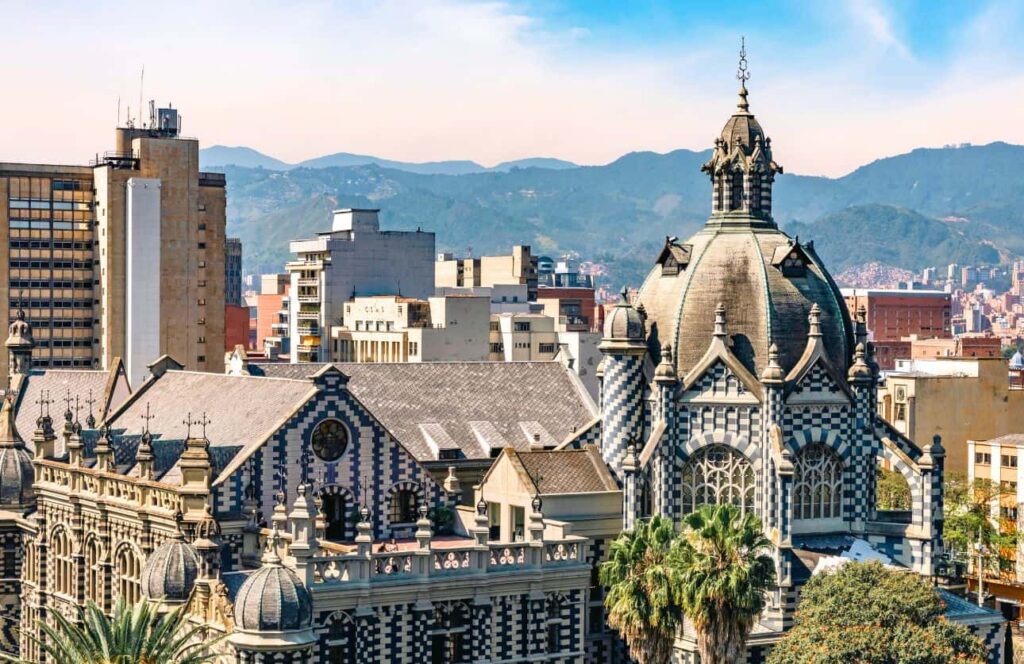 vistas del palacio de la cultura en el centro historico de medellin zona peligrosa para alojarse