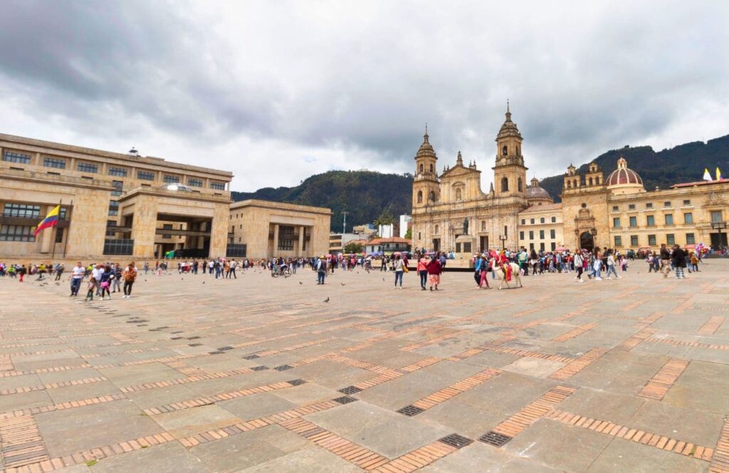 plaza de bolivar un imperdible en el centro de bogota