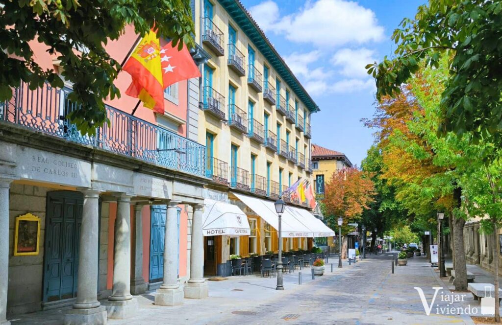 calle bonita de san lorenzo de el escorial en otoño con los mejores hoteles