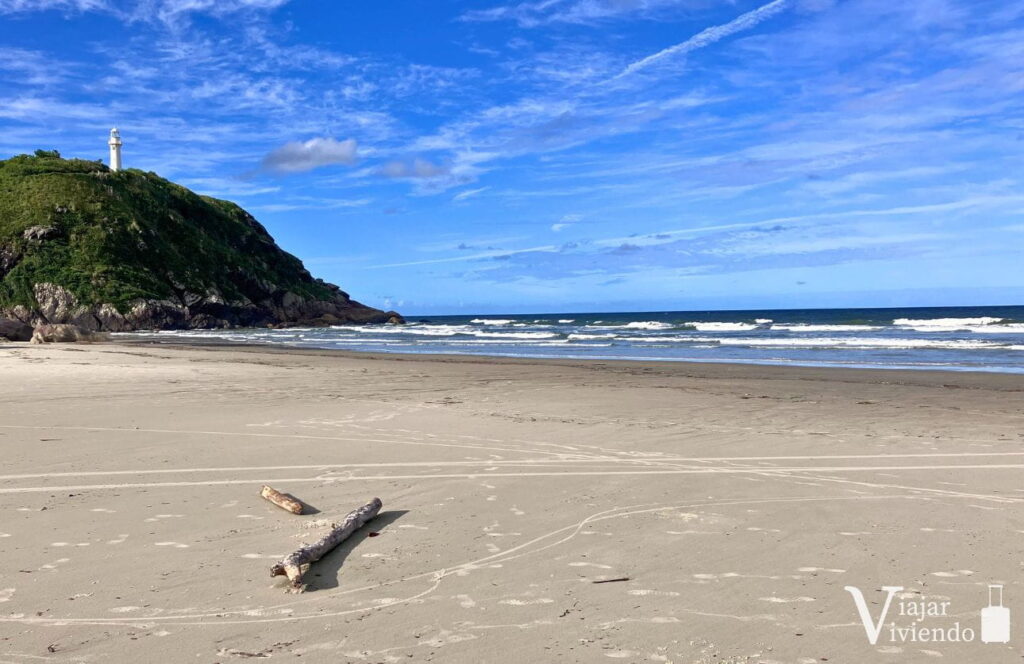 playa y faro en ilha do mel brasil