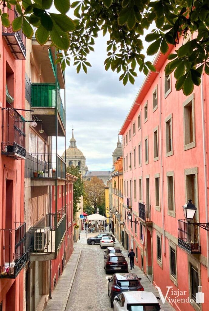 calle del centro de san lorenzo de el escorial con vistas al monasterio