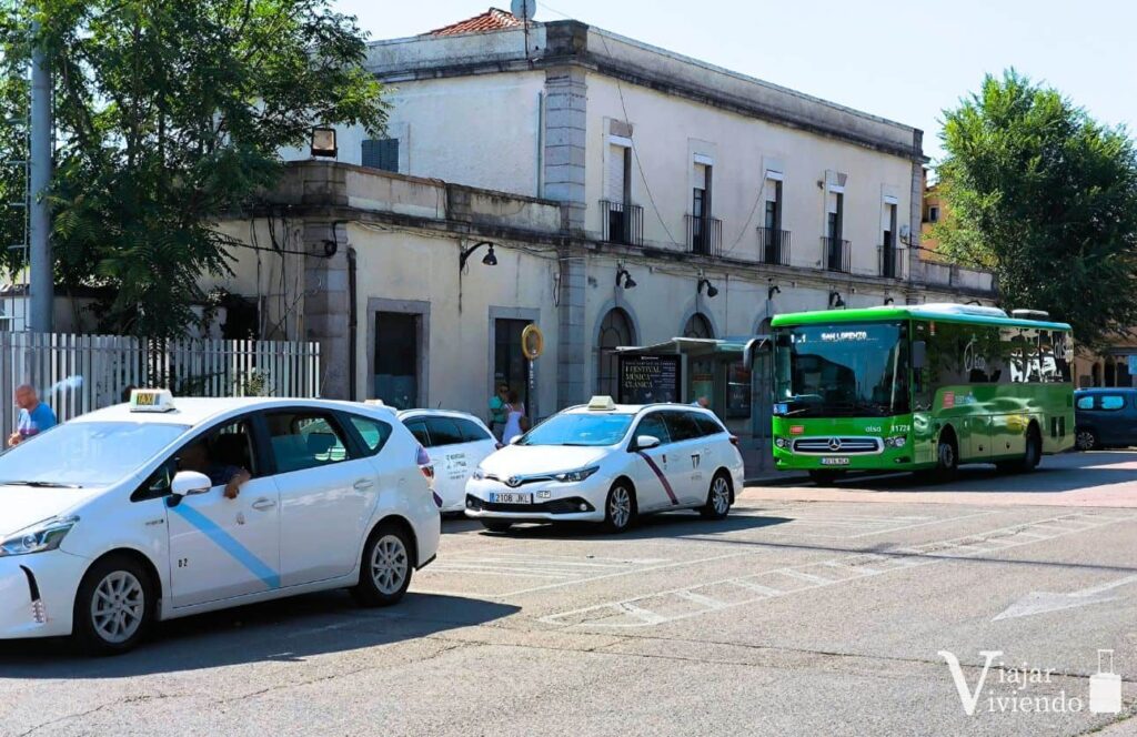 parada de taxi y del autobus l1 que va de la estacion de trenes de el escorial al monasterio