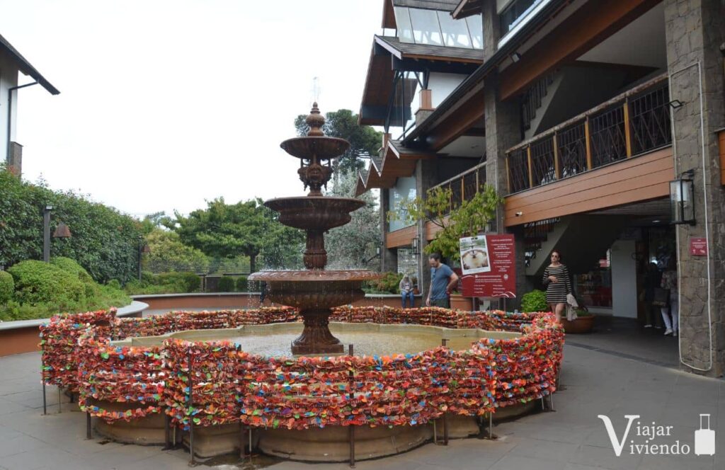 fuente del amor con candados en gramado