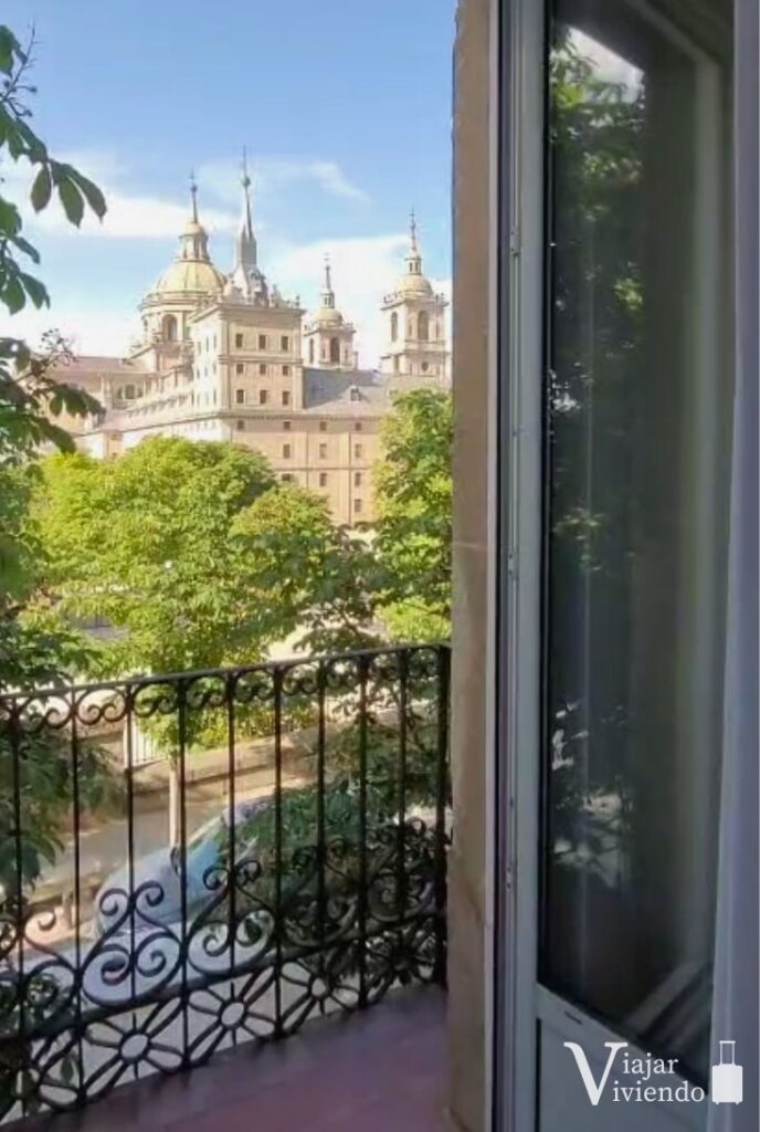 balcon con vistas al monasterio desde la habitacion del hotel florida el escorial