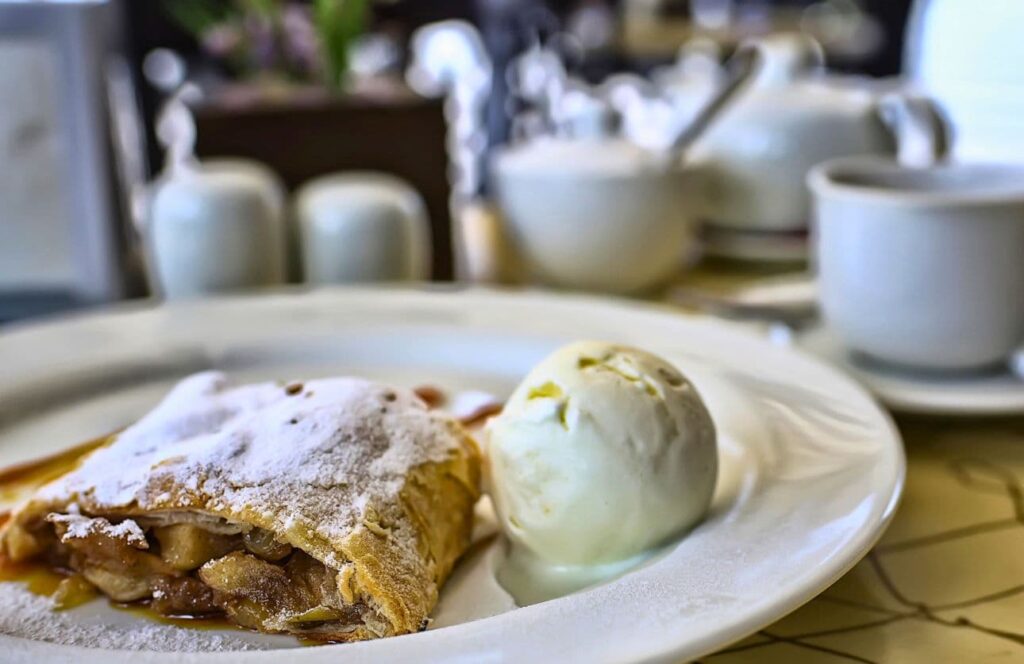 el mejor strudel de manzana en gramado y canela