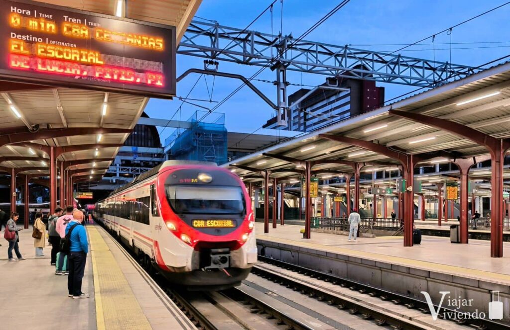 tren cercanias de madrid a escorial en la estacion chamartin